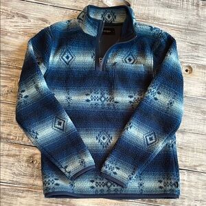In excellent condition, men’s Lucky Brand fleece pullover, size small.